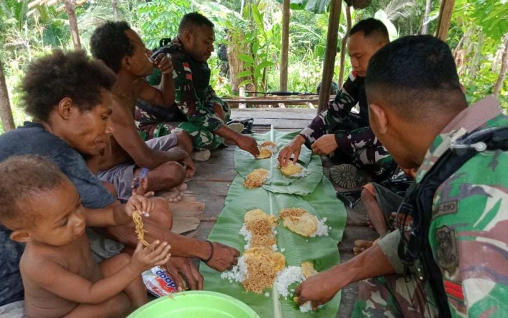 Satgas Yonif 310/KK makan bersama warga di perbatasan, Selasa (6/2)