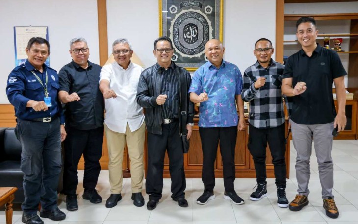 MenkopUKM Teten Masduki bersama AKSI di Jakarta, Selasa (6/2)