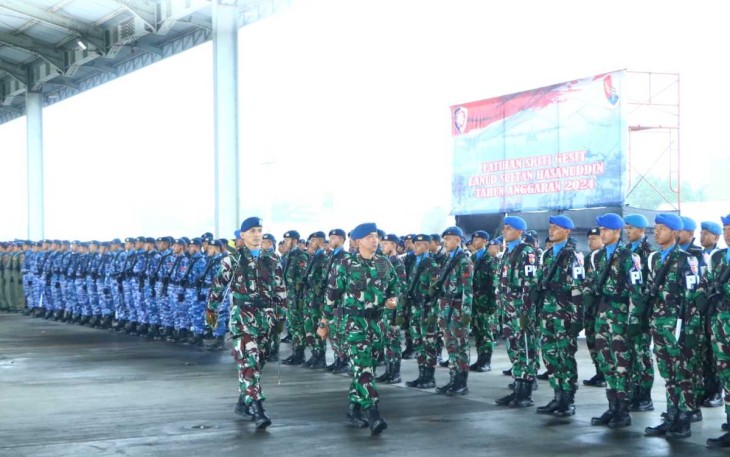 Danlanud Sultan Hasanuddin Marsma TNI Bonang Banyuaji G, saat inspeksi pasukan dalam penutupan latihan Sriti Gesit 2024, Rabu (7/2)