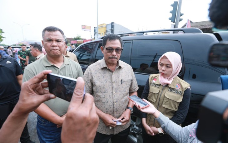 Pj Gubernur Jateng Nana Sudjana saat memberikan keterangan pers, di Kabupaten Demak, Sabtu (10/2)
