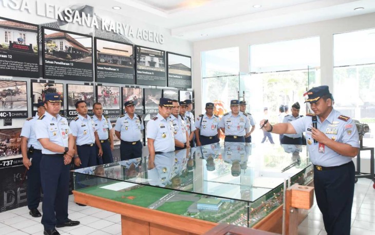 Dankoharmatau Marsma TNI Oki Yanuar saat menerima pemaparan Dandepohar 10 di Bandung, Kamis (15/2)
