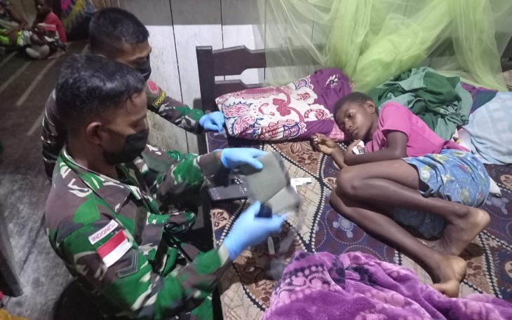 Tim medis satgas Yonif 310/KK obati anak terserang malaria, Kamis (15/2)