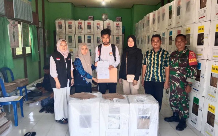 Pengawalan logistik Pemilu di wilayah Koramil 08/Sungai Pandan, Jum'at (16/2)
