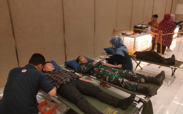 Dandim 0805/Ngawi Letkol Arm Didik Kurniawan saat donor darah rutinan 3 bulan, Jum'at (16/2)