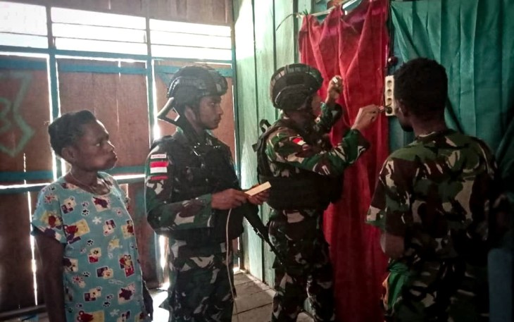Pasang instalasi listrik di rumah warga perbatasan, Minggu (18/2)
