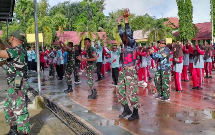 Senam bersama di SMA Negeri 1 Sungai Pandan, Jum'at (23/2)