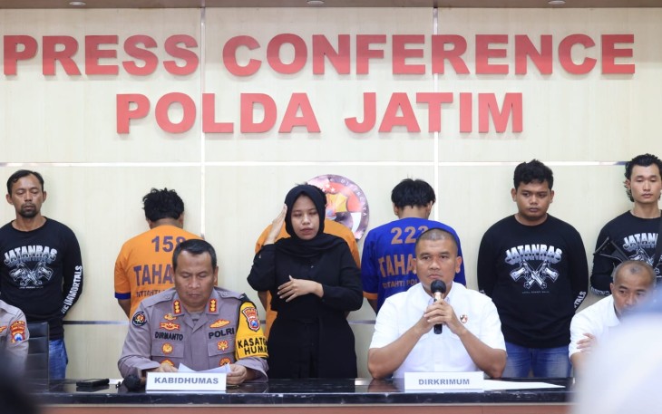 Polda Jatim gelar press conference terkait aksi jambret sadis viral di medsos, Senin (26/2)
