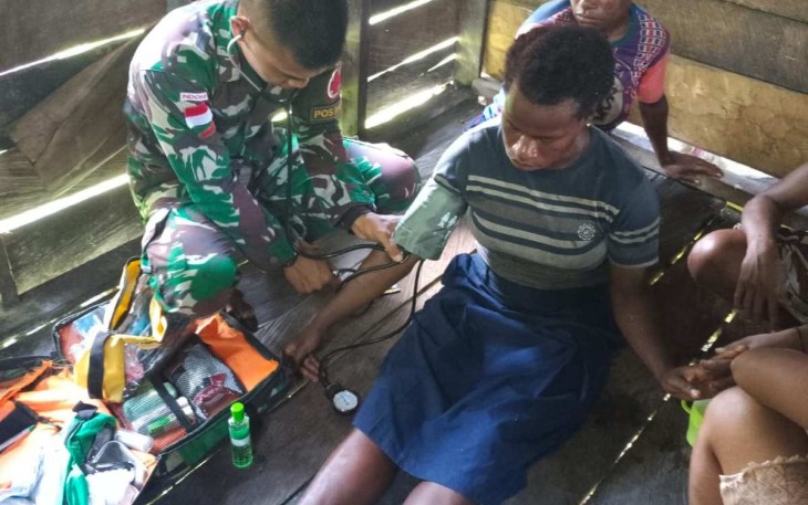 Pengobatan keliling satgas Yonif 310/KK