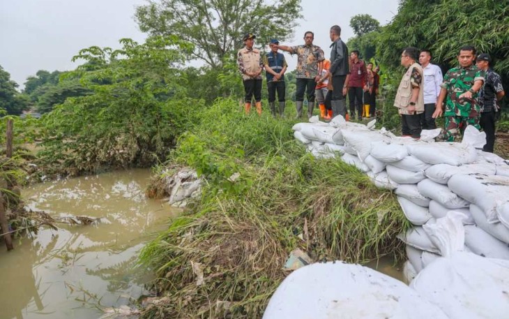 Pj Gubernur Jateng Nana Sudjana saat meninjau lokasi banjir di Kabupaten Brebes, Selasa (27/2)