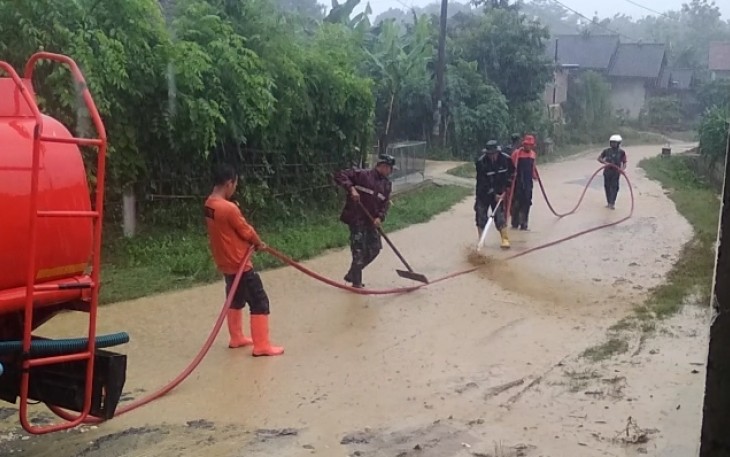 Pembersihan Lumpur Pasca Banjir di Desa Sinomwidodo