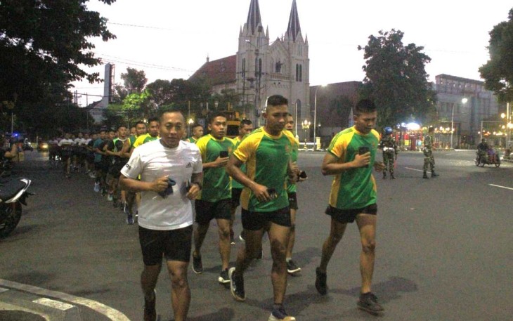 Danmenarmed 2 Kostrad Letkol Arm Siswo Budiarto saat pimpin lari bersama prajuritnya keliling Kota Malang, Kamis (29/2)