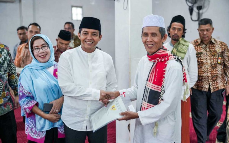 Wamen ATR/BPN Raja Juli Antoni saat memberikan sertipikat tanah wakaf di kota Palembang, Jum'at (1/3)