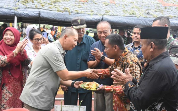 Danrem 031/WB Brigjen TNI Dany Racka saat memberikan nasi tumpeng dalam reuni sesepuh Yonif 132/BS di Kabupaten Kampar, Minggu (3/3)