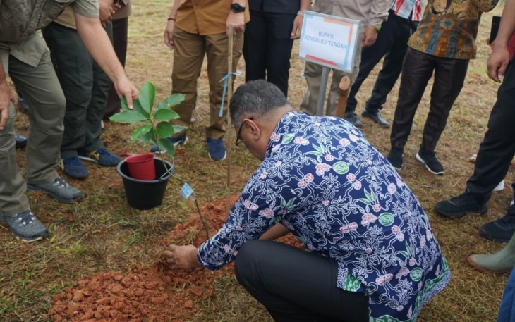 Pj Bupati Bengkulu Tengah Dr. Heriyandi Roni, M.Si  Tanam Pohon 