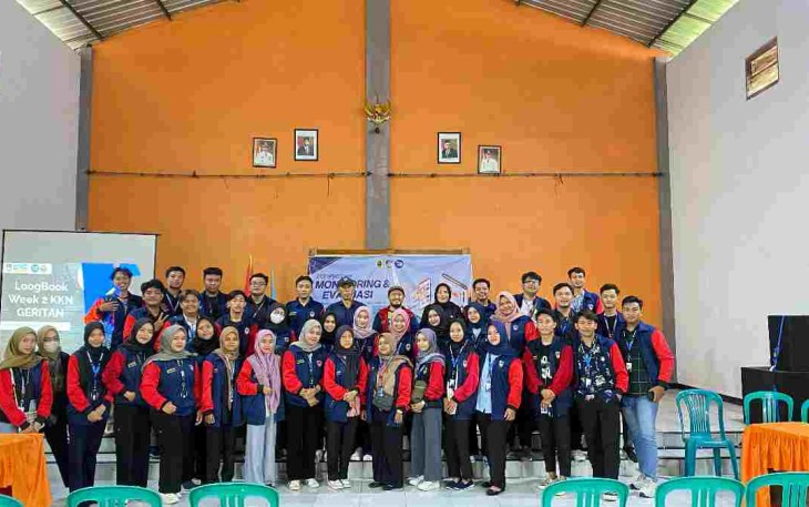 Pelaksanaan evaluasi KKN Mahasiswa UPGRIS di Balai Desa Geritan