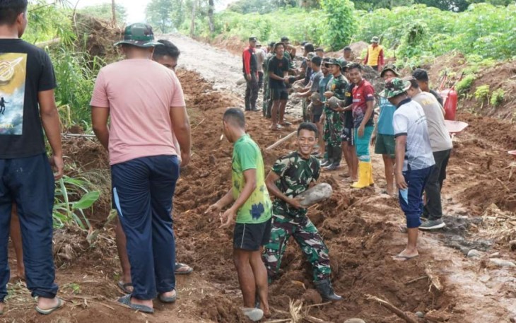Gotong royong masyarakat bersama satgas TMMD Kodim Gowa 