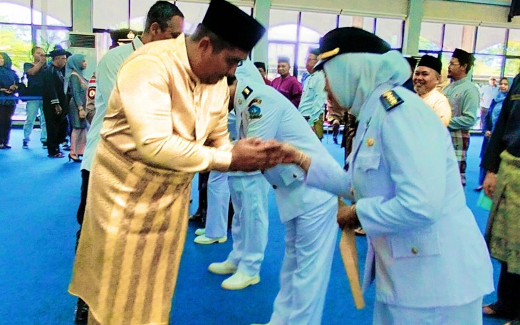 Bupati Bintan Roby Kurniawan saat memberikan selamat kepada pejabat yang dilantik.