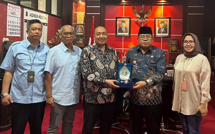 Didampingi Kepala BPJS Ketenagakerjaan Blitar Venina dan Perwakilan BPJS Ketenagakerjaan Jawa Timur, Ketua Dewas BPJS Ketenagakerjaan Muhammad Zuhri Bahri Berikan Cinderamata kepada Walikota Blitar Santoso. (Foto : Faisal NR / Klikwarta.com)