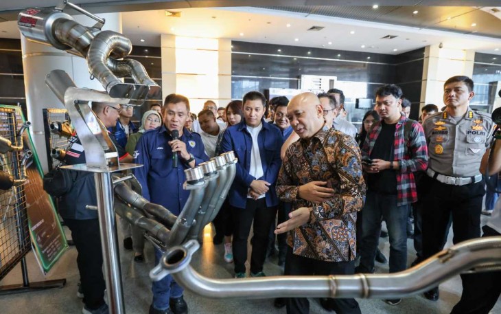 MenkopUKM Teten Masduki saat menerima pemaparan produk knalpot di gedung Smesco Jakarta 