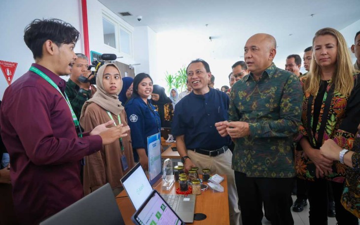 MenkopUKM Teten Masduki bersama mahasiswa UGM Yogyakarta 