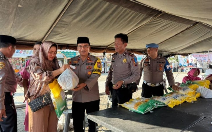 Waka Polres Tapsel, Kompol Rahman Takdir Harahap, dan Kapolsek Sipirok, Iptu Penggar M Siboro, serahkan sembako ke masyarakat