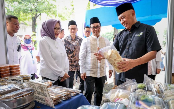 MenkopUKM Teten Masduki saat mengunjungi stand UMKM 