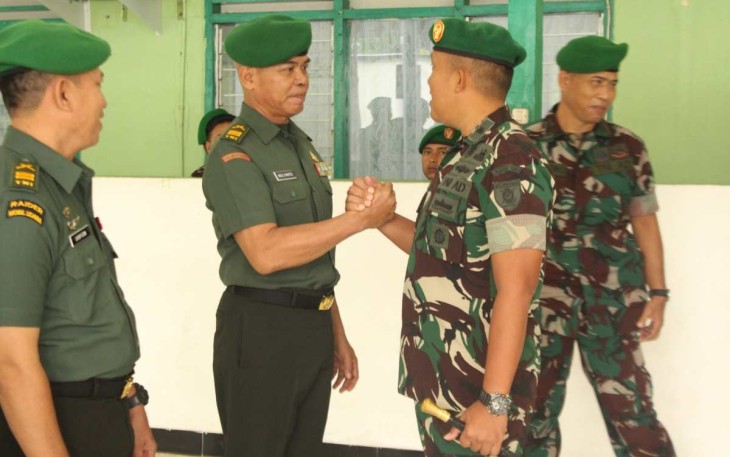Dandim 1001/HSU-BLG Letkol Kav Gunantyo Ady Wiryawan saat mberikannucapan selamat prajuritnya naik pangkat, Senin (1/4)