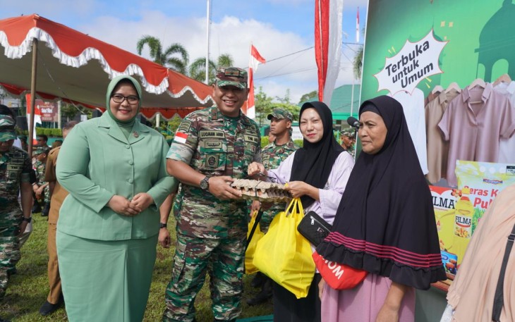 Danrem 121/Abw Brigjen TNI Lukman Arief saat memberikan bingkisan dalam acara bazar, Selasa (2/4)