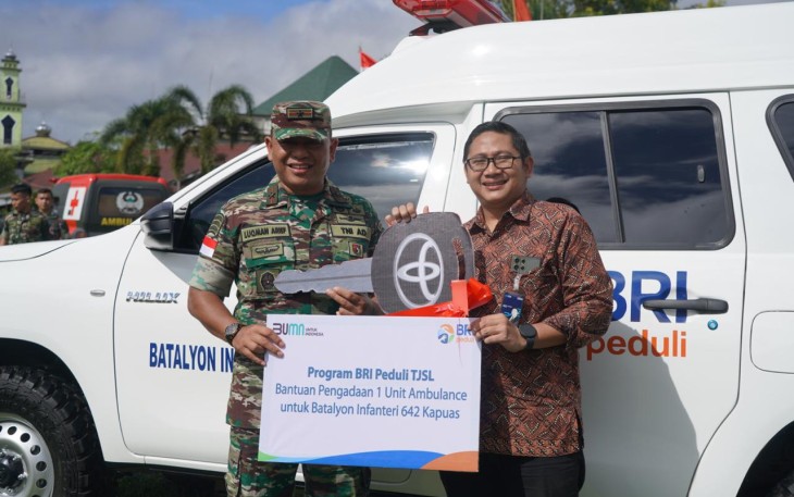 Danrem 121/Abw Brigjen TNI Luqman Arief bersama Ka BRI Cabang Sintang Aditya Wisnu Putra, Selasa (2/4)