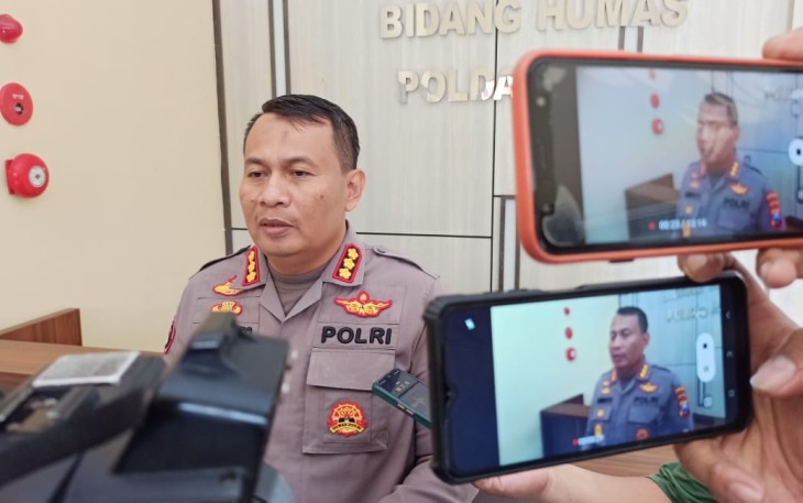 Kabid Humas Polda Jatim Kombes Dirmanto saat memberikan keterangan pers 