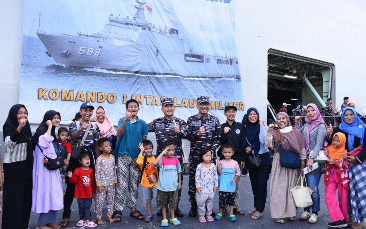 Pangkolinlamil Laksda TNI Hudiarto Krisno Utomo saat menyambut pemudik arus balik di dermaga Kolinlamil Jakarta, Senin (15/4)