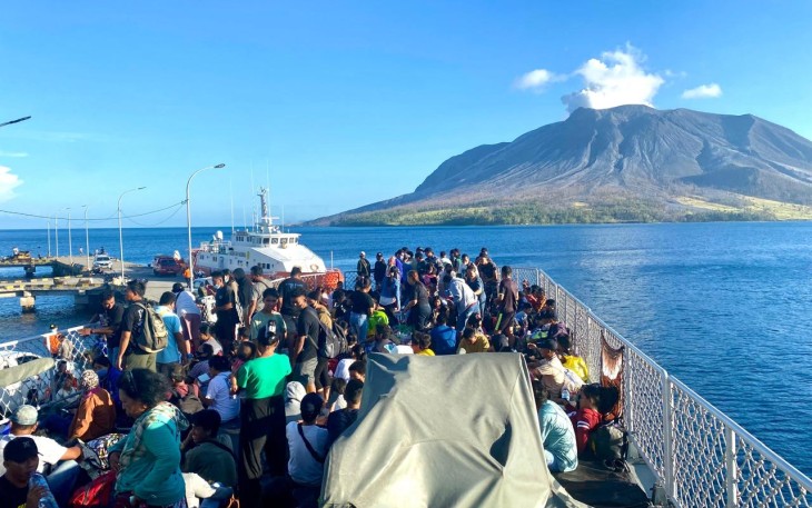 Warga Pulau Tagulandang dievakuasi menggunakan KRI Kakap 811 setelah terjadi erupsi gunungapi Ruang, Kabupaten Sitaro, Sulawesi Utara
