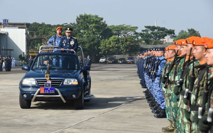 Kadislitbangau Marsekal Pertama TNI Tjatur Pudji Handojo saat pengecekan prajurit dalam upacara HUT ke 78 TNI AU di Bandung, Senin (22/4)