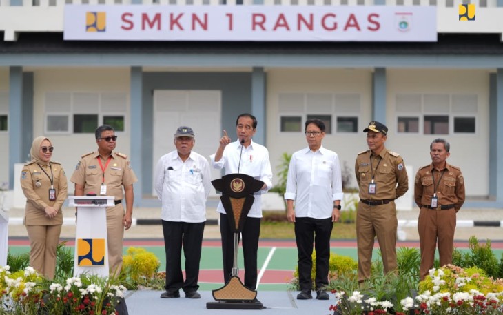 Presiden Joko Widodo saat memberikan sambutan dalam peresmian SMKN 1 Rangas