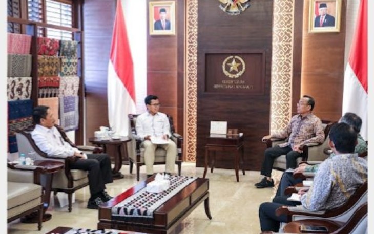 Mensesneg Pratikno saat menerima Ketua Komisi Kejaksaan RI di ruang kerjanya, Selasa (23/4)