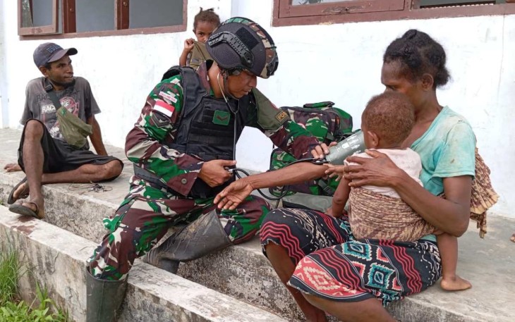 Pengobatan keliling satgas Yonif 310/KK