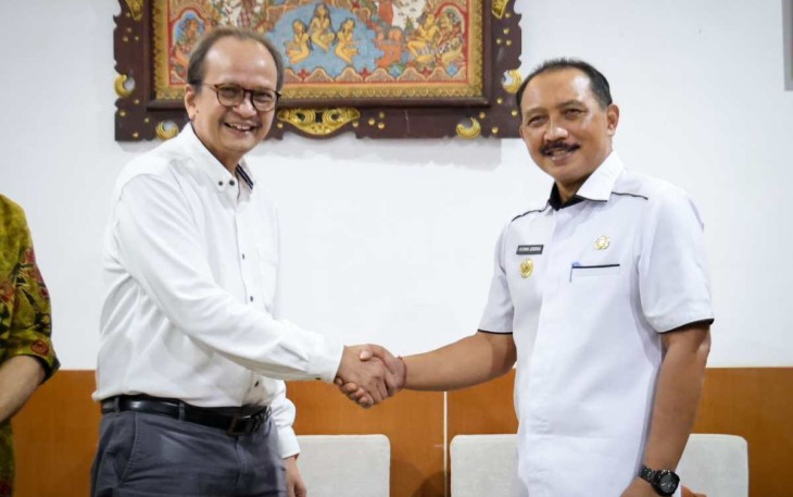 Deputi Bidang Usaha Mikro KemenkopUKM Yulius bersama Pj Bupati Klungkung I Nyoman Jendrika