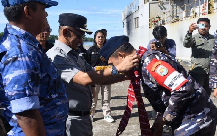 PJ Bupati Kab Pulau Morotai saat mengalungkan bunga selamat datang