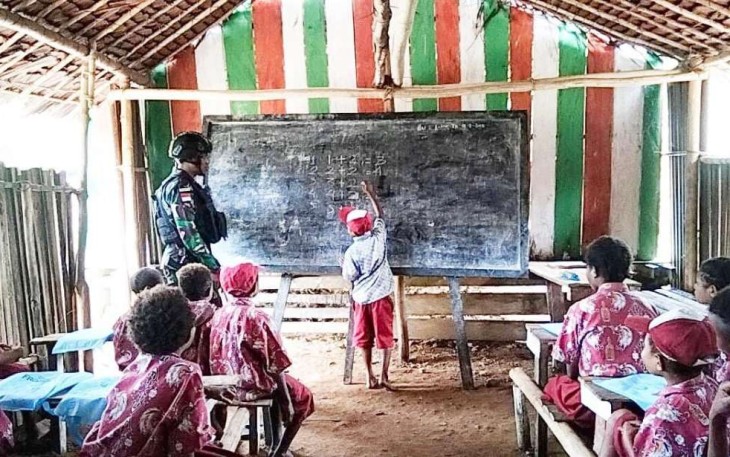 Ajarkan anak-anak menulis dan membaca di pedalaman Papua