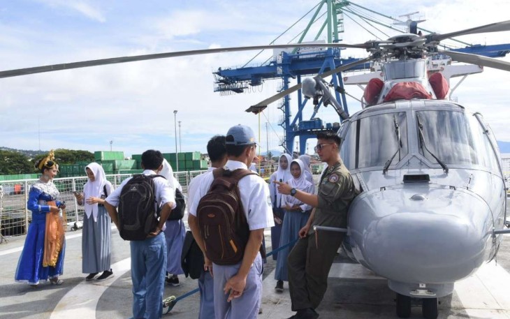 Open ship KRI Teluk Wondama-527 di pelabuhan Ahmad Yani Ternate 