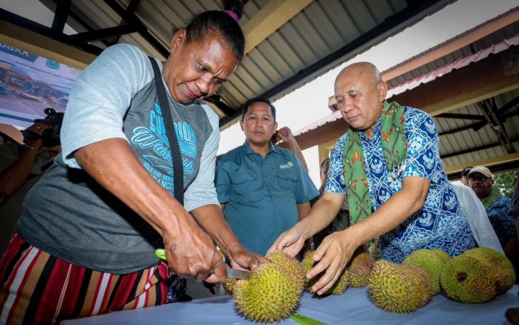MenkopUKM Teten Masduki saat dibelahkan duren mama Papua di pasar rakyat Biak Numfor 