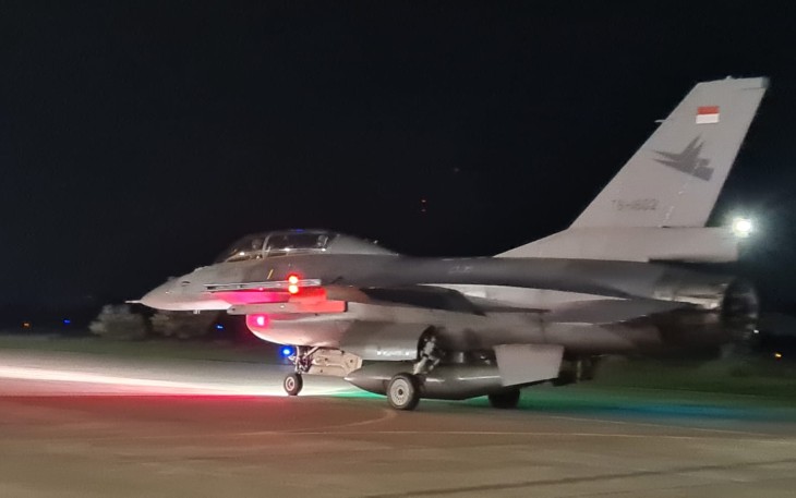 Latihan terbang malam pesawat F-16 Fighting Falcon Skadron Udara 14