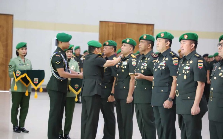 Pangdam I/BB Mayjen TNI Mochammad Hasan saat melantik Danrem 032/Wbr Brigjen TNI Wahyu Eko Purnomo, Rabu (8/5)