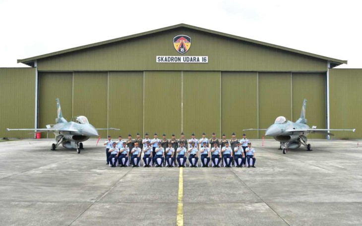 Kasau Marsekal TNI M Tonny Harjono foto bersama di Lanud Roesmin Nurjadin 