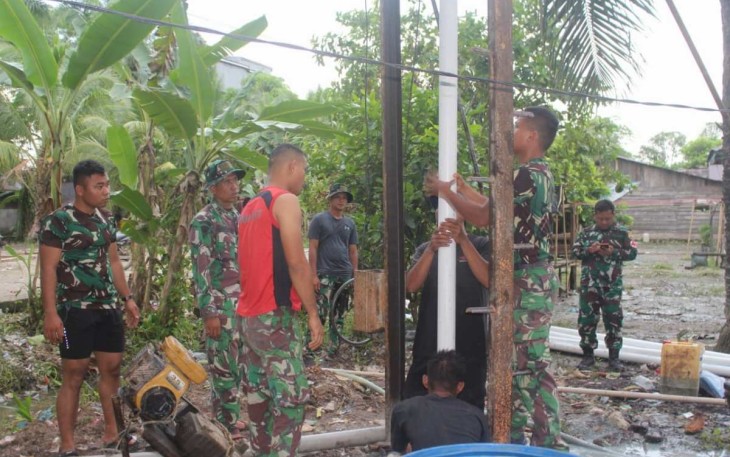 Pemasangan casing pipa sumur bor di dusun 2 desa Selat Beting 