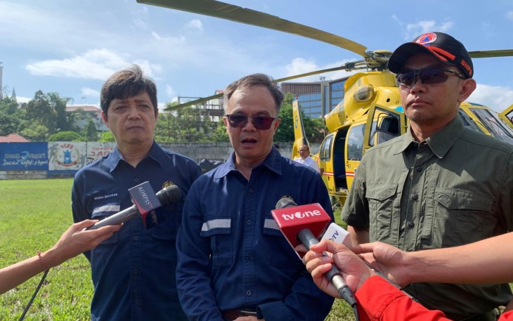 Kepala Pusat Data Informasi dan Komuniksi Kebencanaan BNPB Abdul Muhari ( kanan dengan kemeja hijau ) bersama Kepala Pusat Vulkanologi dan Mitigasi Bencana Geologi Hendra Gunawan (kiri dengan kemeja biru) dan Peneliti PVMBG Mamay Sumaryadi ( tengah dengan kemeja biru) saat memberikan keterangan pers usai melakukan pengamatan udara di wilayah terdampak bencana banjir lahar hujan dan tanah longsor di sekitar lereng Gunung Marapi, Jumat (17/5).