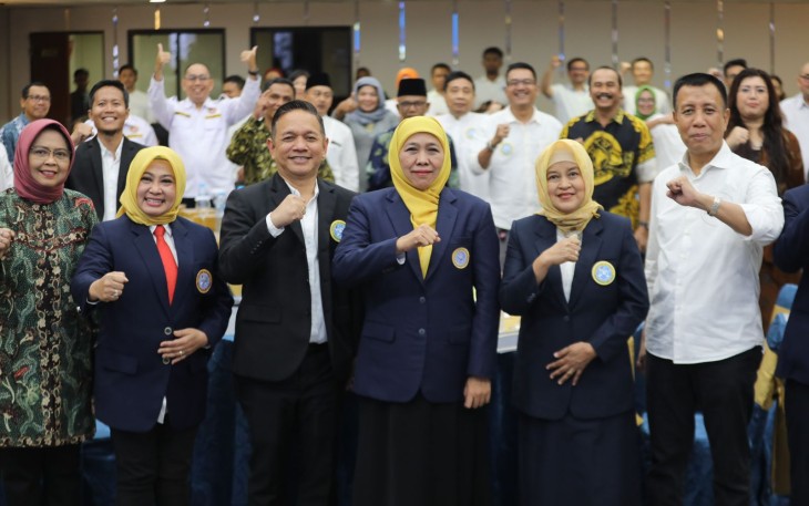 Khofifah Indar Parawansa Lantik Ikatan Alumni UNAIR Kepri 