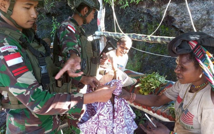 Baju layak pakai untuk mama Papua 