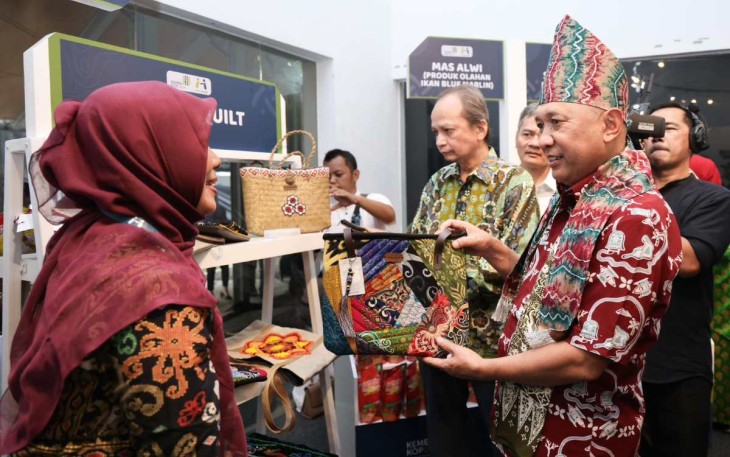 MenkopUKM Teten Masduki berdialog dengan pelaku UMKM 