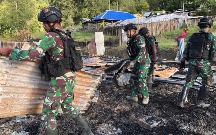 Pembersihan puing-puing pasca pembakaran oleh OPM